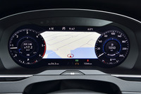 「アクティブインフォディスプレイ」と名付けられたフル液晶のメーターパネルは、オプションとして用意される。写真のように、カーナビの地図も表示可能。