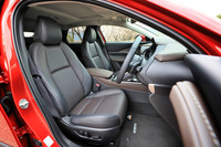 シートについては適切な着座姿勢と長時間座っていても疲れないことを重視して設計されている。「Lパッケージ」では表皮がパーフォレーションレザーとなり、前席に電動調整機構やシートヒーターが装備される。