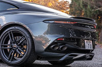 左右それぞれ2本出しとなるエキゾーストフィニッシャーや追加されたリアスポイラー、リアアンダーディフューザーなどが「DBSスーパーレッジェーラ」の専用装備となる。