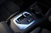 背丈を抑えたシフトセレクターによってセンターコンソールはきれいに整頓されている。変速機が8段のトルコン式ATから7段のデュアルクラッチ式ATに変わった。