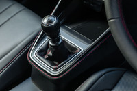 6段MTのシフトノブはレイアウト位置も操作感も心地よい。シフトダウン時に自動で回転合わせをしてくれる「iMT」機能も備わっている(オン/オフ可能)。