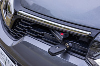 樹脂製のフロントボンネットを前方にスライドさせる際は、車両正面右側にある鍵穴にキーを差し込み、レバーのロックを解除する必要がある。