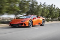 V10モデル「ウラカン」も、フルモデルチェンジを経るまでもなく電動化される。プラグインハイブリッド化に加えて、ダウンサイジング(排気量縮小)の可能性も考えられる。