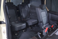 3列目シートの様子。2列目と3列目のシートは前後130mmのスライド機構を備え、脱着可能となっている。