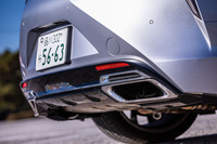 大排気量のV8自然吸気エンジンが奏でるエキゾーストサウンドは、なつかしくも刺激的。最近の常識となりつつあるスピーカーによる追加演出などは行われていない。