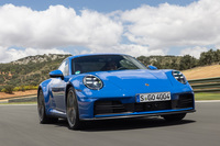 「911」のラインナップで、最もベーシックなモデルとなる「カレラ」。今回の改良で、0-100km/h加速は4.1秒(スポーツクロノパッケージ仕様車は3.9秒)、最高速は294km/hと、改良前よりそれぞれ0.1秒、1km/hの向上を果たしている。