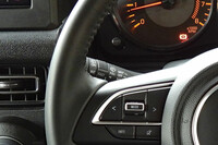 細かいところでは、間欠ワイパーに作動間隔の調整機能が追加されたのもトピックとのこと。車両の撮影前に教えてほしかった(笑)。