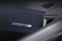 インクブルーのアルカンターラで仕立てられたダッシュボード。その端には専用エンブレムが添えられる。