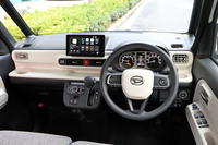 今回試乗した「ストライプスG」のインストゥルメントパネルまわり。内装色は、ストライプスではホワイト、「セオリー」ではネイビーとブラウンのツートンとなっている。