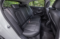 FFプラットフォームの採用により、先代モデルよりも33mm拡大されたという後席のニールーム。シートバックには40:20:40の分割可倒機構が備わる。