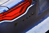 【ジャガーFタイプR-DYNAMICコンバーチブルP300】
ボディーサイズ:全長×全幅×全高=4470×1925×1310mm/ホイールベース:2620mm/車重:1670kg/駆動方式:FR/エンジン:2リッター直4 DOHC 16バルブ ターボ/トランスミッション:8段AT/最高出力:300PS(221kW)/5500rpm/最大トルク:400N・m(40.8kgf・m)/1500-2000rpm/タイヤ:(前)255/35ZR20 97Y/(後)295/30ZR20 101Y(ピレリPゼロ)/燃費:10.7km/リッター(WLTCモード)/価格:1101万円
【取材時の燃費データ】
テスト距離:336.1km(市街地1:高速道路7:山岳路2)/使用燃料:--リッター(ハイオクガソリン)/参考燃費: 9.0km/リッター(車載燃費計計測値)