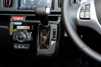 5段AGSの変速制御は、ドライブモードではショックの低減を重視したもの、マニュアルモードではダイレクト感とレスポンスを重視したものとなる。