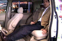 助手席タンブルシート(ワンタッチのレバー操作で折り畳める)が、後席に「リムジンのような広さ」を実現させた、と語るトヨタ自動車第2開発センターの多田哲哉製品主査。