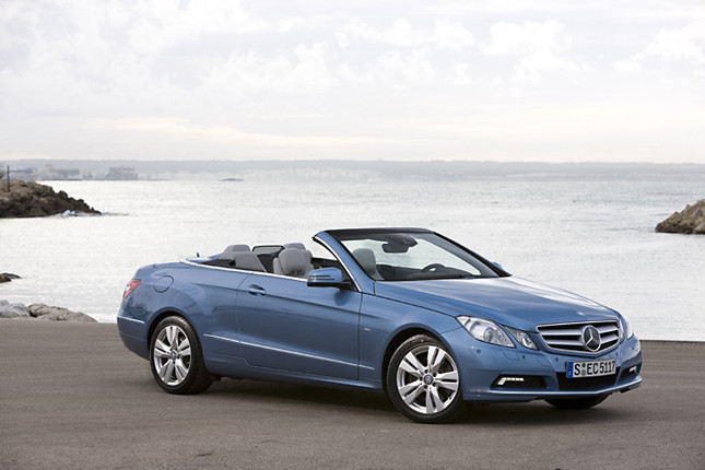 【スペック】E250CDIカブリオレ:全長×全幅×全高=4698×1786×1398mm/ホイールベース=2760mm/車重=1815kg/駆動方式=FR/2.1リッター直4DOHC16バルブディーゼルターボ(201ps/4200rpm、51.0kgm/1600-1800rpm)(欧州仕様車)