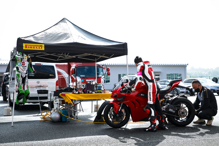 会場ではドゥカティと同じイタリアのタイヤメーカー、ピレリもブース出展。参加者のタイヤチェックに協力していた。