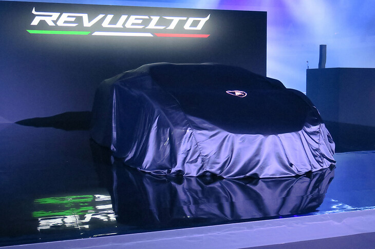 アンベールを待つ「ランボルギーニ・レヴエルト」。