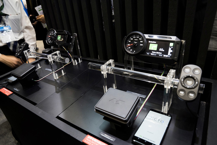 日本精機が発表したスマートフォン連携プラットフォーム「SIMPLE MOTO PLATFORM(シンプル・モト・プラットフォーム)」。