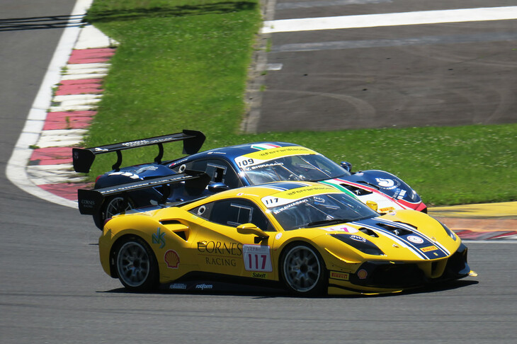 「ジェントルマンドライバーによるワンメイクレース」という言葉のイメージとは裏腹に、サーキットの各所で激しいバトルが繰り広げられる。