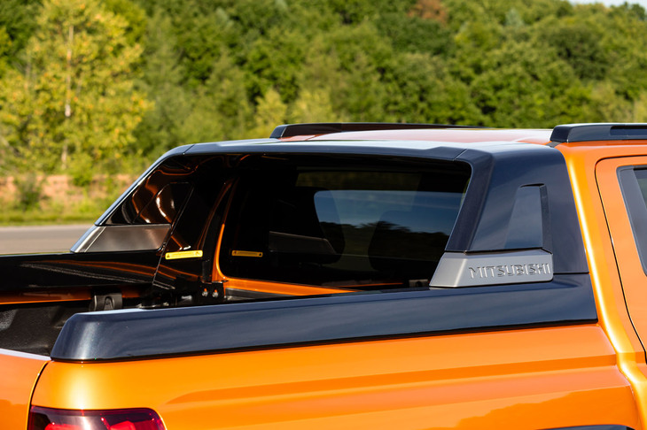 三菱トライトンGSR(リアウィンドウ)