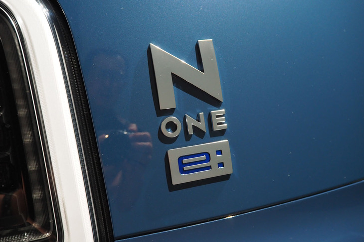 ホンダN-ONE e:(リアのエンブレム)