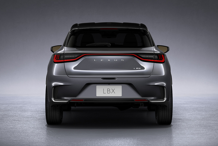 全幅は「ヤリス クロス」よりも60mm拡大。高くレイアウトしたリアコンビランプの効果も合わせて、非常にどっしりとした構えだ。