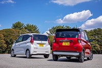 最高出力52psの0.66リッター直3エンジンに加えマイルドハイブリッドシステムを搭載する「eKクロスG」(右)と、同システムを組み合わせない「eKワゴンG」(左)。