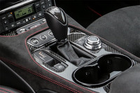 トランスミッションはトルコン式の6段ATのみ。かつては「MCシフト」と呼ばれるシングルクラッチ式ATをトランスアクスルレイアウトで搭載するドライブトレインも設定されていたが、現在は廃止されている。