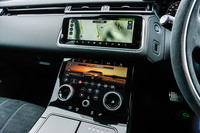 インパネ中央には上下2段式の新インフォテインメントシステム「InControl Touch Pro Duo」が備わる。