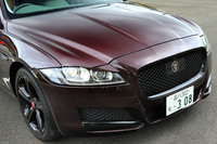 試乗車にはグリルの縁取りやサイドベントの装飾などをブラックでコーディネートする、オプションの「ブラックパック」が採用されていた。