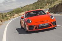 ニュルブルクリンクの北コースを7分12秒7で周回するという新型「ポルシェ911 GT3」。