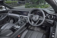 インテリアは、ドアからシームレスにつながるインパネのデザインが特徴。左右席は、やや高めのセンターコンソールで仕切られる。