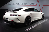 大型のハッチゲートを採用した4ドアクーペフォルムが、エクステリアデザインの特徴。