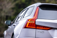 現行型「V60」は、2018年9月に上陸。V60としては2代目にあたり、2017年10月に登場した「XC60」と同じく「SPA(スケーラブル・プロダクト・アーキテクチャー)」と呼ばれるプラットフォームを採用している。