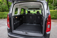 荷室容量は5人乗車時で597リッター、2列目シートをすべて倒せば2126リッターに拡大できる。ラゲッジスペース内の荷物を外部から見えなくするフレキシブルラゲッジトレイも標準で装備する。