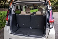 後席を最も前方に移動させた状態。後席上部のレバーを引けば、簡単に前後スライドが可能。ラゲッジフロアボードも後席と一緒にスライドする。