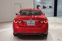 LEDリアコンビネーションランプは「インフィニティQ50」に共通するものから、丸目4灯デザインに変更。かつての「スカイライン」を知る者にとっては、ひと目でそれと分かる伝統のモチーフだ。グレード名から排気量表示がなくなったのも最新モデルの特徴となる。