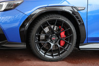 マットブックの「STIフレキシブルパフォーマンスホイール」は、前・後の使用輪が指定された専用アイテム。タイヤはフロント、リアとも255/35R19サイズの「ミシュラン・パイロットスポーツ4 S」を装着する。