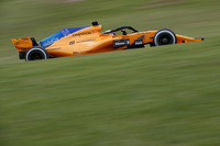 事実上の引退まであと2戦となったマクラーレンのフェルナンド・アロンソ(写真)。モナコGPウィナーであり、今年ルマン24時間レースを制した彼は、「世界3大レース制覇」という野望をかなえるべく、2017年に続き2019年もインディアナポリス500にマクラーレンとともに参戦することを発表した。夢は大きく、しかし現状は厳しくといったところで、ブラジルGPでは過去5戦で4回目のQ1敗退、17番グリッドからレースに臨み、そこから抜け出せず17位完走。(Photo=McLaren)