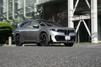 国内では2026年7月22日に発売された新型「BMW iX3」。「ノイエクラッセ」として開発された新世代BEVの第1弾であり、この先は新型「i3」(BEV版「3シリーズ」)などが続くことになる。