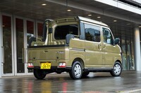 屋根を切り欠いてカーゴスペースを荷台にした「アトレー デッキバン」。