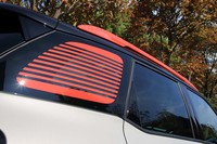 オレンジ色のラインでドレスアップされた、リアクオーター部のポリカーボネート製ウィンドウ。車内から見てもラインはオレンジ色で、その隙間から外光が注ぐ。