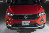 デイタイムランニングライトはターンシグナルとしても機能。その下にはコーナリングランプ(フォグランプ)がレイアウトされる。