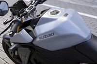 車体色は写真の「グラスマットメカニカルグレー」のほか、「トリトンブルーメタリック」と「グラススパークルブラック」が選べる。なお、燃料タンクの容量は19リッター。