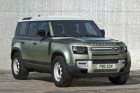 同じクラスのクロスカントリー車「ランドローバー・ディフェンダー」。フロントバンパーの出っ張りを除くと、実はその形状はかなりツルリとしている。