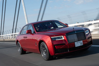 4WDと4輪操舵、電子制御サスペンションの組み合わせにより、高い走行安定性と快適性を実現する「ゴースト」。「ブラックバッジ」では大容量のエアサスペンションを採用するなど、独自の改良が加えられている。