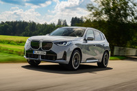 「X3 20 xDrive」はマイルドハイブリッドの2リッター4気筒ターボエンジンを搭載。最高速は215km/h、0-100km/h加速のタイムは7.8秒とされている。
