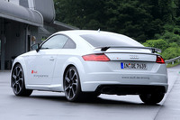 アウディの量産モデルとしては初めてOLED(有機発光ダイオード)のテールランプが採用された。