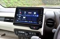 8インチの大画面がポイントの、純正カーナビゲーションシステム。20万9000円の販売店オプションとして用意される。