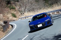 駆動方式は電子制御式の油圧多板クラッチ式のクワトロ=4WD。前後のトルク配分に固定値は設定されておらず、状況に応じて前後100:0~0:100の間で連続的に可変配分される。