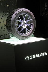 メーカー小売希望価格の設定や、認定店での取り扱いなど、「ダンロップ・シンクロウェザー」は、住友ゴムにとって販売面でも新しい挑戦を織り込んだ商品となる。